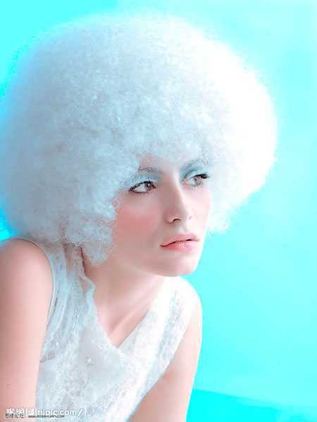 ‘Photoshop将美女图片调成时尚的青红色‘