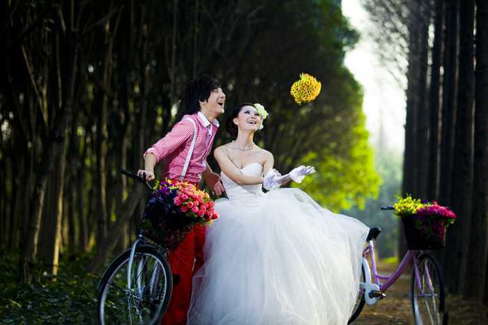 ‘Photoshop调出高对比的橙绿色树林婚片‘