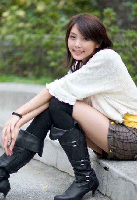 ‘Photoshop将石阶上的美女图片增加淡淡的甜美色‘