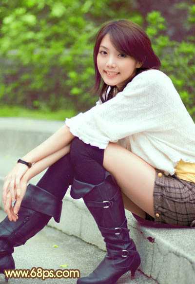 ‘Photoshop将石阶上的美女图片增加淡淡的甜美色‘