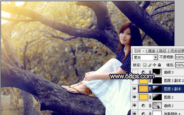 ‘Photoshop调出秋季黄褐色树干上的美女图片‘