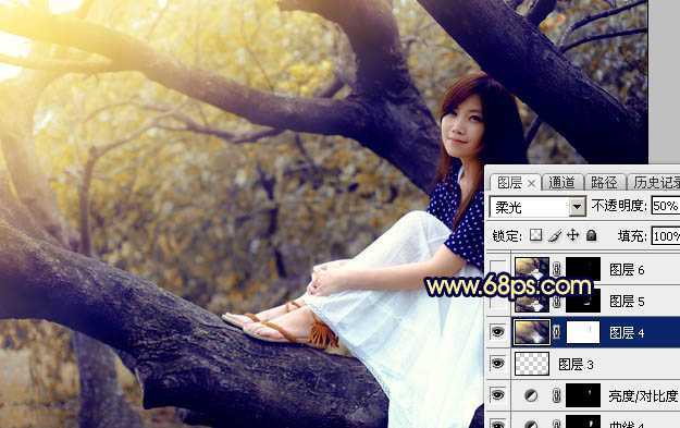 ‘Photoshop调出秋季黄褐色树干上的美女图片‘