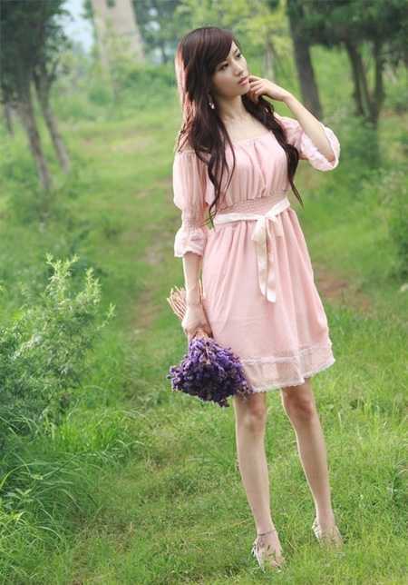 ‘Photoshop将树林人物图片调制出朦胧的淡黄色效果‘