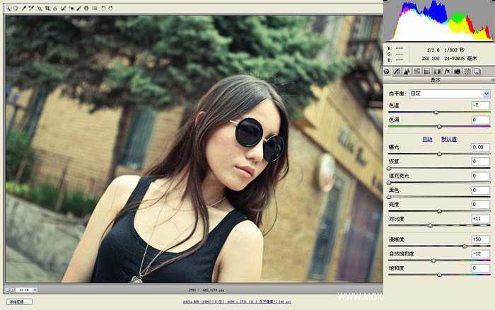 ‘Photoshop为古建筑物边的美女美化渲染暖色光晕效果‘