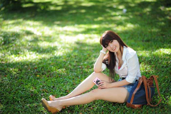 ‘Photoshop为草地上的美女加上甜美的深秋黄褐色‘