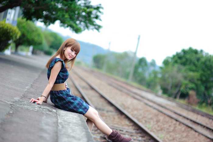 ‘Photoshop调出唯美的霞光色铁轨美女‘