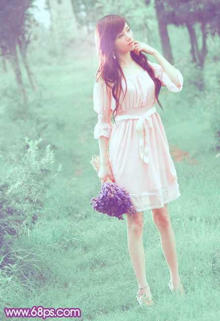 ‘Photoshop将树林美女图片调制出柔美的淡调青绿色‘