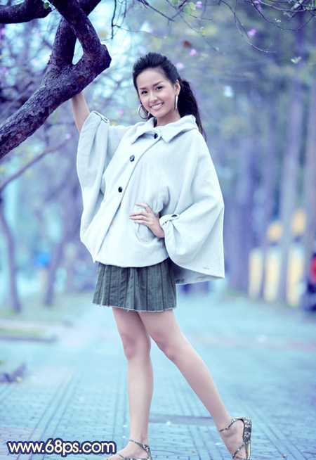 ‘Photoshop将外景人物图片调制出时尚的淡调蓝紫色效果‘