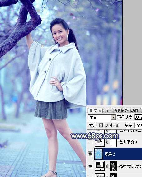‘Photoshop将外景人物图片调制出时尚的淡调蓝紫色效果‘