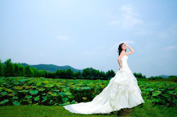 ‘Photoshop为荷塘边的美女加上古典青色调‘