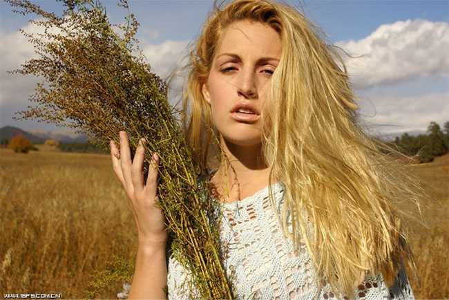 ‘Photoshop将旷野人物图片调成流行的欧美淡黄色‘