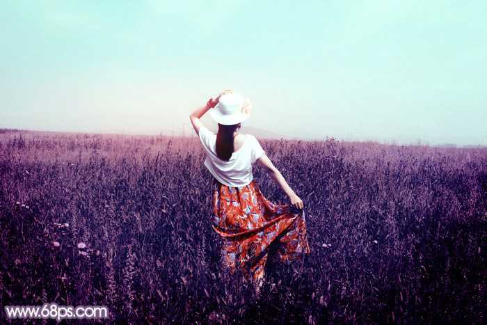 ‘Photoshop为旷野中的人物调制出流行的暗蓝色‘