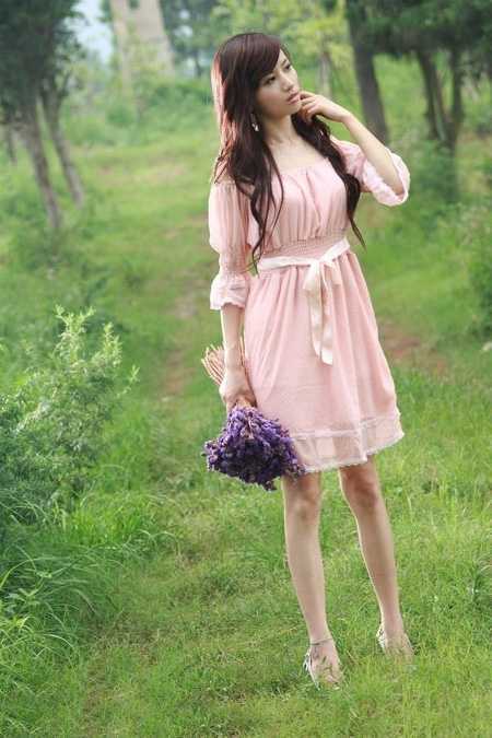 ‘Photoshop给树林中的美女加上梦幻的青蓝色‘