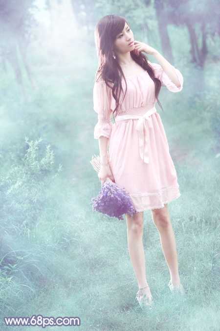 ‘Photoshop给树林中的美女加上梦幻的青蓝色‘