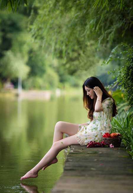 ‘Photoshop将水边的美女增加暗调红褐色‘