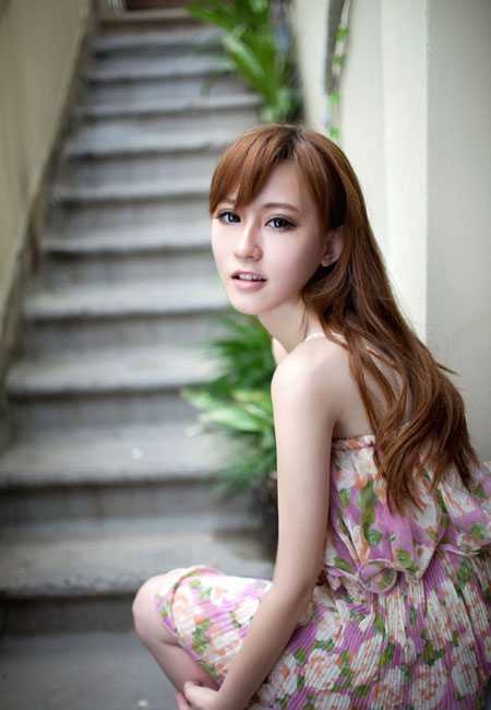 ‘Photoshop将楼梯边美女图片调制出甜美的青绿色效果‘