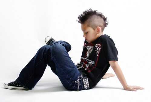 ‘Photoshop实现的高亮光照效果的小男孩‘