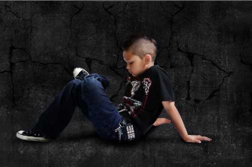 ‘Photoshop实现的高亮光照效果的小男孩‘