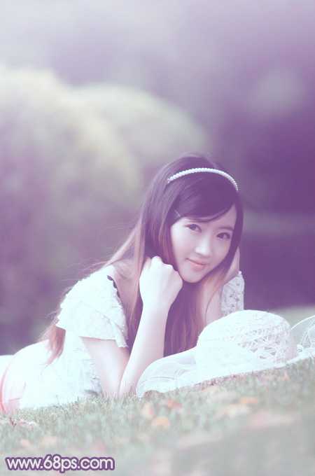‘Photoshop为草地上的美女调制出唯美的中性紫色‘