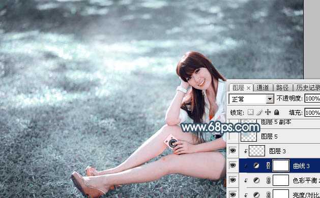 ‘Photoshop调出唯美的秋季淡蓝色草地上美女图片‘