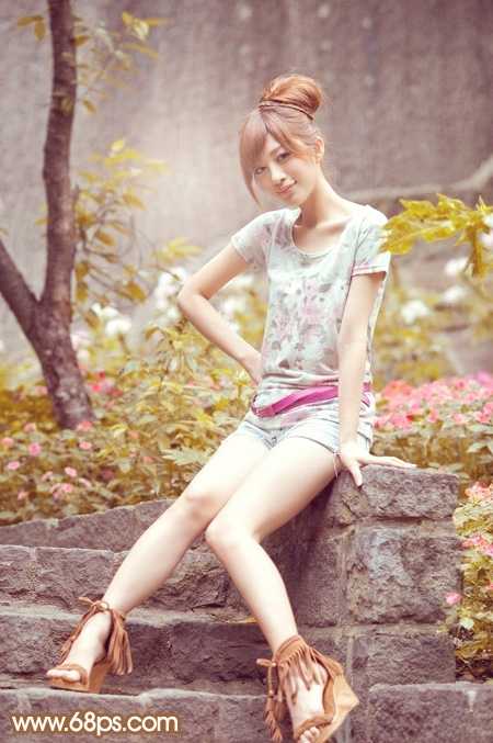 ‘Photoshop为坐石阶上的美女加上柔和的粉褐色‘