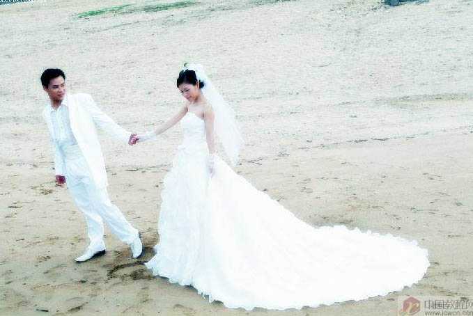 ‘Photoshop将海滩婚片调出绚丽梦幻的紫色‘