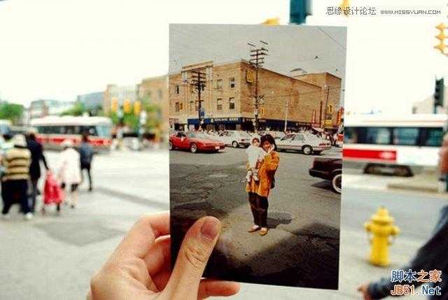 ‘Photoshop创意合成手拿老照片旧地重游的图片效果‘