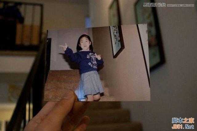 ‘Photoshop创意合成手拿老照片旧地重游的图片效果‘