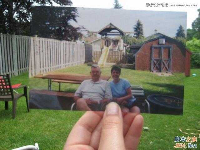 ‘Photoshop创意合成手拿老照片旧地重游的图片效果‘