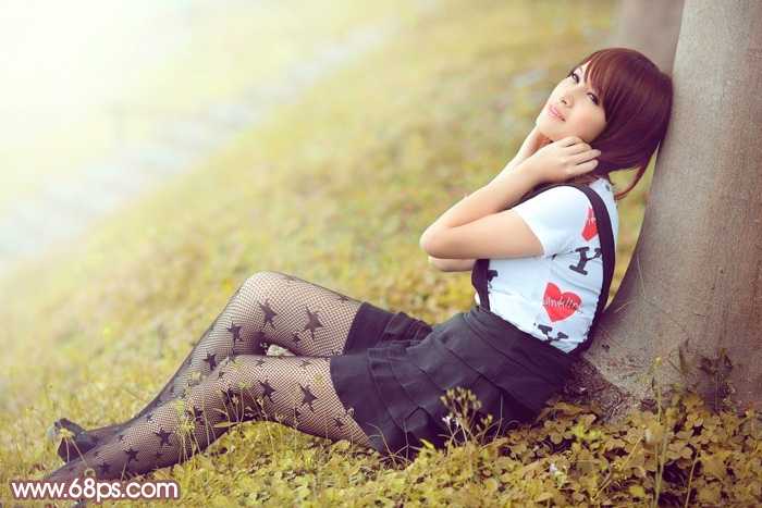 ‘Photoshop为依靠树干的美女调制出早秋黄褐色‘