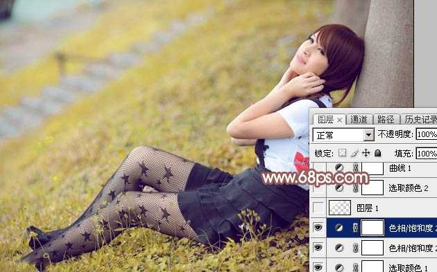 ‘Photoshop为依靠树干的美女调制出早秋黄褐色‘