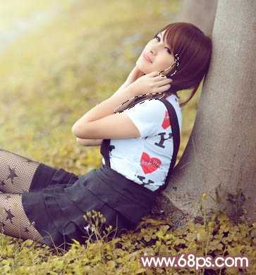 ‘Photoshop为依靠树干的美女调制出早秋黄褐色‘