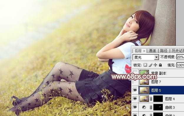 ‘Photoshop为依靠树干的美女调制出早秋黄褐色‘