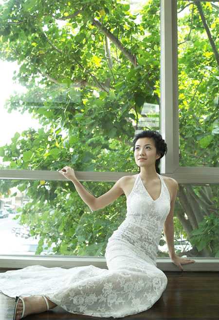 ‘Photoshop为窗户边上的美女图片调制出梦幻的青绿色‘