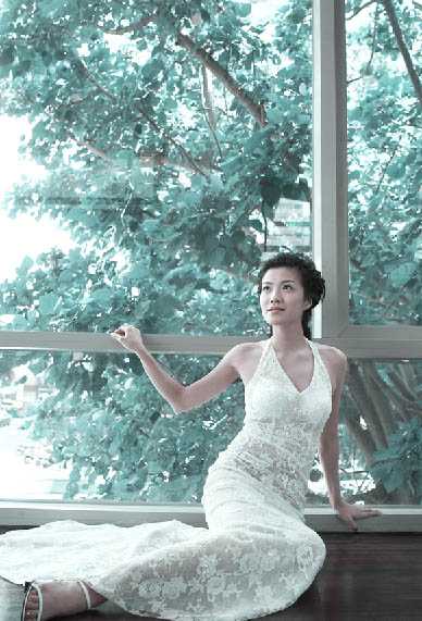 ‘Photoshop为窗户边上的美女图片调制出梦幻的青绿色‘