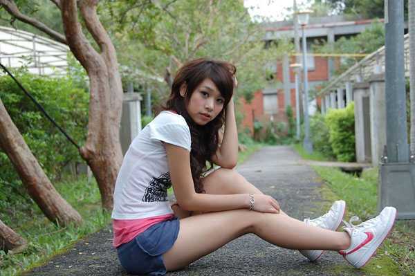 ‘Photoshop为窗户边上的美女图片调制出梦幻的青绿色‘