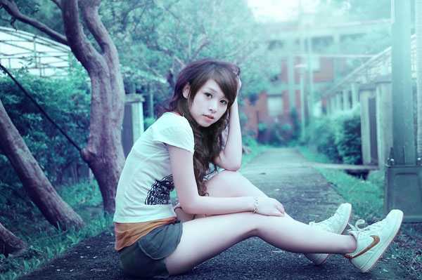 ‘Photoshop为窗户边上的美女图片调制出梦幻的青绿色‘