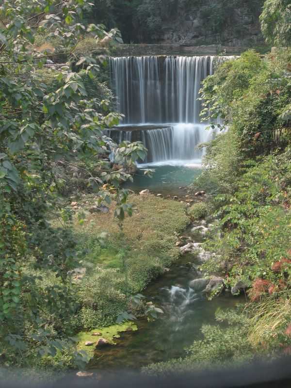 ‘PhotoShop将灰蒙蒙的瀑布风光照片增加色彩斑斓的效果‘