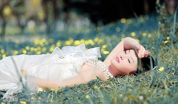 ‘Photoshop将躺在草地漂亮精灵女孩调出古典蓝青色‘