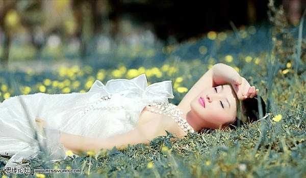 ‘Photoshop将躺在草地漂亮精灵女孩调出古典蓝青色‘