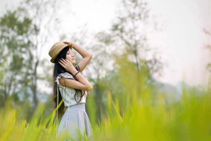 ‘Photoshop为野外的美女调制出梦幻的淡青色‘