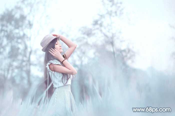 ‘Photoshop为野外的美女调制出梦幻的淡青色‘