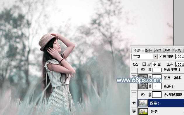 ‘Photoshop为野外的美女调制出梦幻的淡青色‘