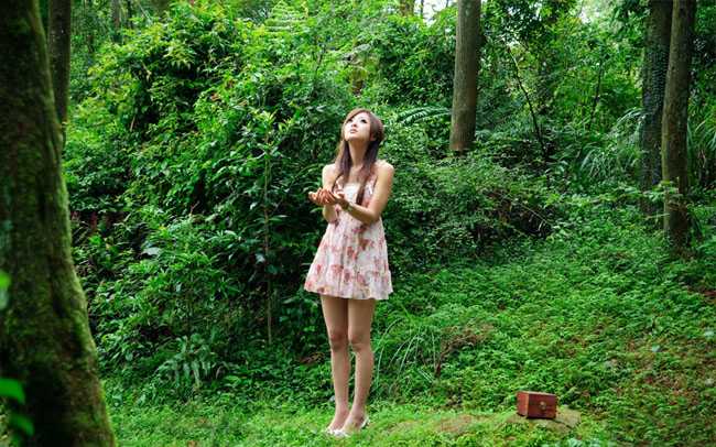 ‘Photoshop将树林美女图片调制出梦幻的橙褐色‘