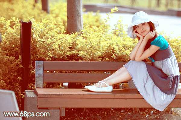 ‘Photoshop为坐在公园椅子上的美女图片增加流行的韩系黄褐色‘