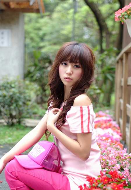 ‘Photoshop将花坛边的美女调制出柔美的古典黄褐色效果‘