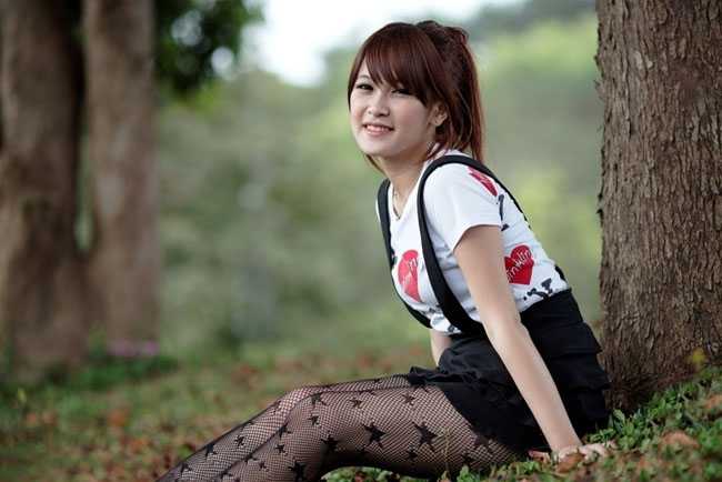 ‘Photoshop为树林美女图片增加甜美的黄绿色‘