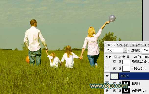 ‘Photoshop下将草地人物图片调成柔美的暗调橙红色‘