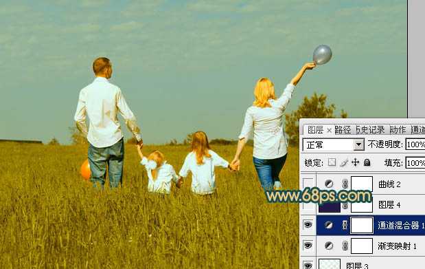 ‘Photoshop下将草地人物图片调成柔美的暗调橙红色‘