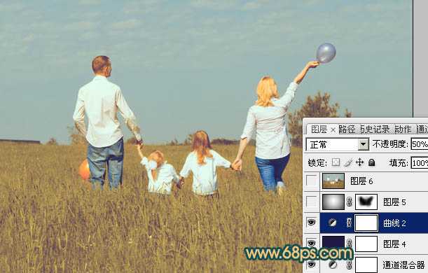 ‘Photoshop下将草地人物图片调成柔美的暗调橙红色‘